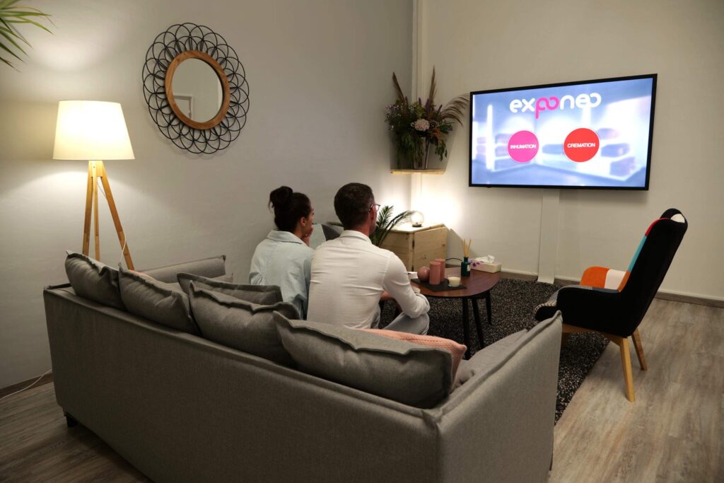 fleurs dans un vase dans un cimetiere